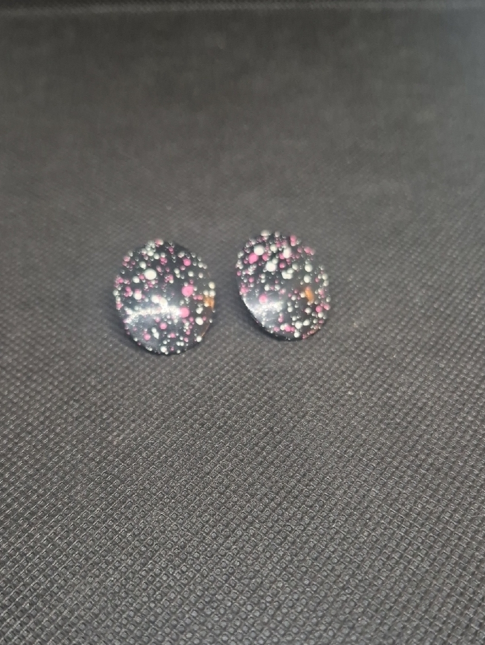 Source Unknown Black Round Stud Earrings with Pink and Gold Speckles